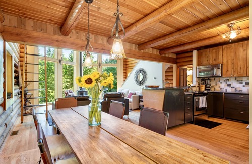 Riverbend House | ❤Waterfront Acre | 180° Views | Custom Log Home | By Vacationloghome