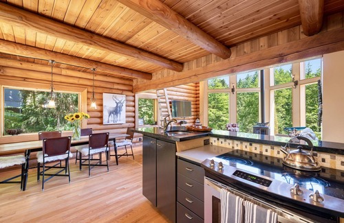 Riverbend House | ❤Waterfront Acre | 180° Views | Custom Log Home | By Vacationloghome