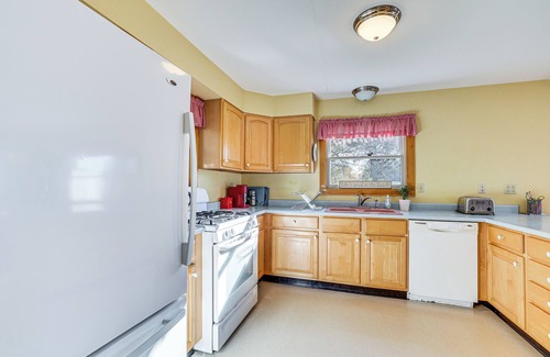 Alburg House | Waterfront Alburgh Getaway w/Private Beach!