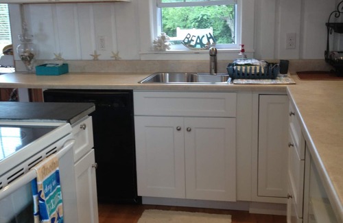 West Dennis Cottage | Waterfront, Amazing Sunsets, Dock, Fishing and Small Beach, 2 bedrooms sleeps 4