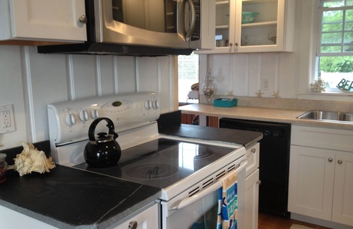 West Dennis Cottage | Waterfront, Amazing Sunsets, Dock, Fishing and Small Beach, 2 bedrooms sleeps 4