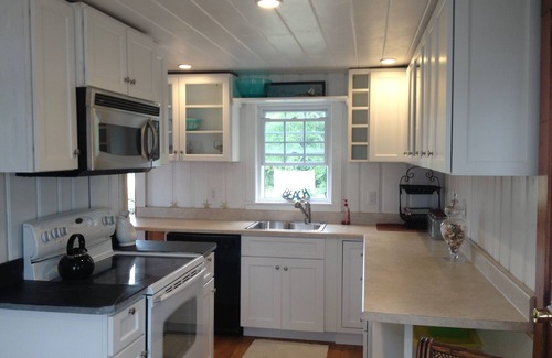 West Dennis Cottage | Waterfront, Amazing Sunsets, Dock, Fishing and Small Beach, 2 bedrooms sleeps 4