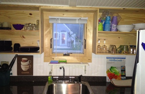 West Dennis Cabin | Waterfront, Amazing Sunsets, Dock, Fishing and a Small Beach, 1 Bedroom Sleeps 3