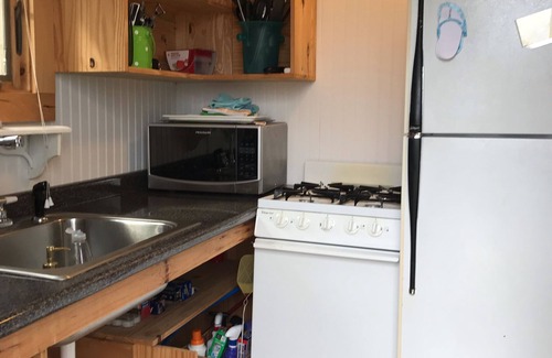 West Dennis Cabin | Waterfront, Amazing Sunsets, Dock, Fishing and a Small Beach, 1 Bedroom Sleeps 3