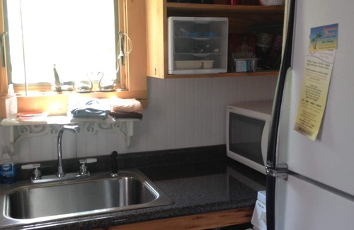 West Dennis Cabin | Waterfront, Amazing Sunsets, Dock, Fishing and a Small Beach, 1 Bedroom Sleeps 3