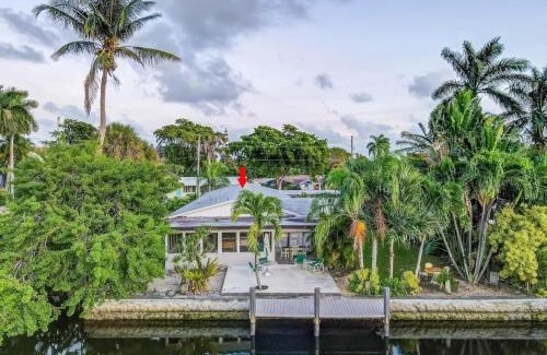 Middle River Terrace Apartment | Waterfront Apartment Private Patio Pool