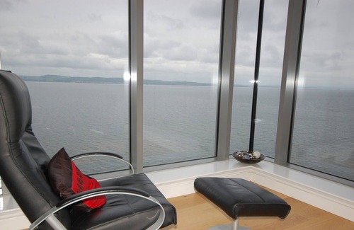Newhaven Apartment | Waterfront Apartment with Spectacular Views to the Bridges and Castle