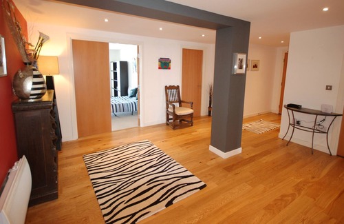Newhaven Apartment | Waterfront Apartment with Spectacular Views to the Bridges and Castle