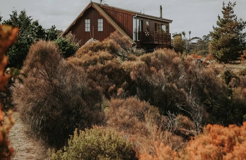 Dodges Ferry House | Waterfront beach house overlooking one of Tassie's favourite surf breaks