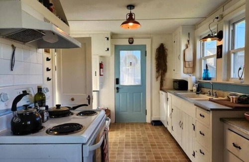 Charlestown House | Waterfront Beach House Bungalownn