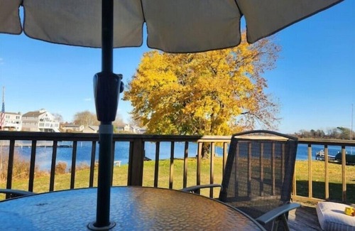 Charlestown House | Waterfront Beach House Bungalownn