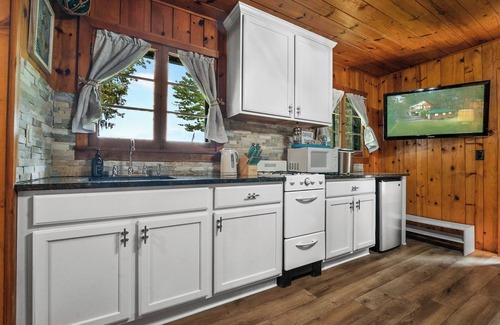 Higgins Lake House | Waterfront/Beach/HotTub/Boat Mooring/Foosball@LittleBear-Perfect for 2 families!