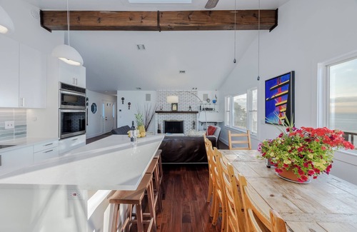 Sound Beach House | Waterfront Beach House w/Water Views on The North Shore Long Island. 4 BRs 2BRs
