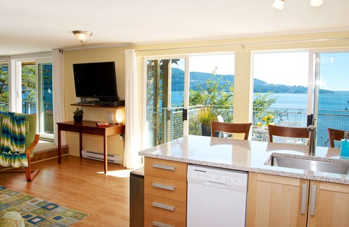 Bowen Island Apartment | Waterfront~Beach~Panoramic Southerly Views~Sunny Seaside Decks~Peaceful Studio