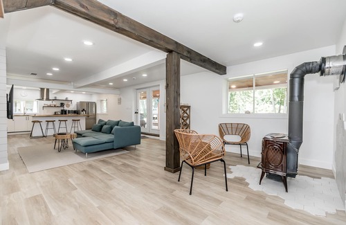 Severn Bridge Cottage | Waterfront! Beautiful. New Hot tub. On Trent-Severn Waterway. Muskoka.