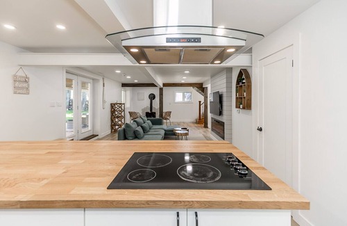 Severn Bridge Cottage | Waterfront! Beautiful. New Hot tub. On Trent-Severn Waterway. Muskoka.