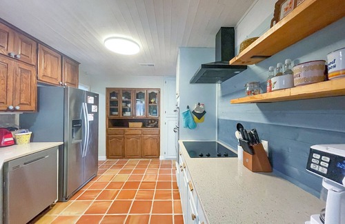 Granbury House | Waterfront/Beauty Bar/Family Fun/2 King Beds