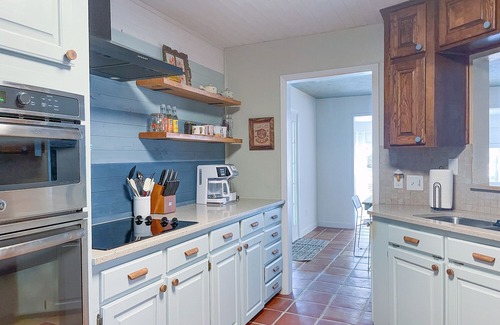 Granbury House | Waterfront/Beauty Bar/Family Fun/2 King Beds