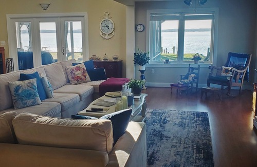 Mount Holly House | Waterfront Beauty on the Bay