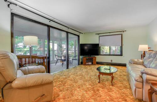 Krakow House | Waterfront Berry Lake Getaway with Sunroom!