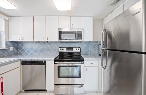 Central Beach Condo | Waterfront Bliss – Stylish 1BR Condo w/Pool