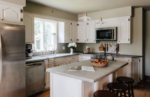 Melrose Park House | Waterfront, Boat, Hot Tub, Movie Theater Firepit