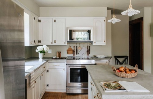 Melrose Park House | Waterfront, Boat, Hot Tub, Movie Theater Firepit