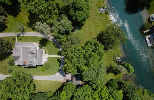 Melrose Park House | Waterfront, Boat, Hot Tub, Movie Theater Firepit
