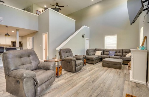Nashport House | Waterfront Buckeye Lake Vacation Rental with Hot Tub