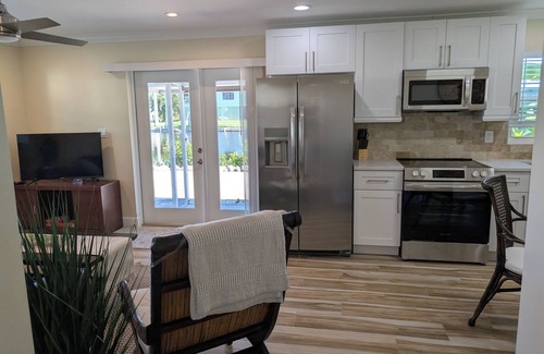 Bonita Shores Cottage | Waterfront Bungalow