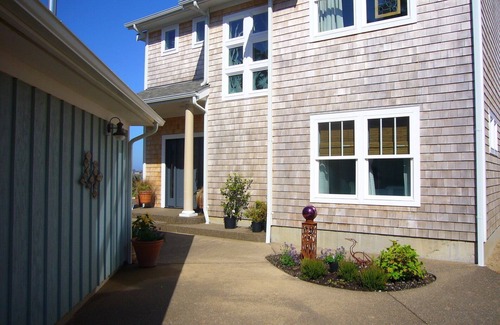 Lincoln City House | WATERFRONT BUNGALOW.VIEWS, VIEWS, VIEWS !