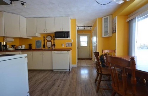 Notre-Dame-du-Laus Cottage | Waterfront Cottage 5 BD/2 BTH — 1 HR Downtown Ottawa 💗