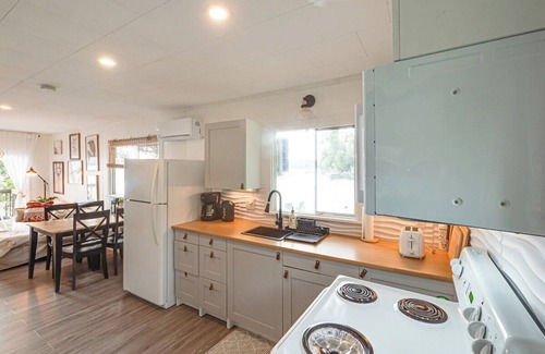 Algonquin Highlands Cabin | Waterfront Calming Nest Cottage on Halls Lake