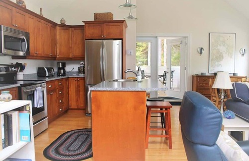 Hancock Point House | Waterfront, cabin, fire pit, romantic, hiking, heat/AC, Couples Cove Cottage