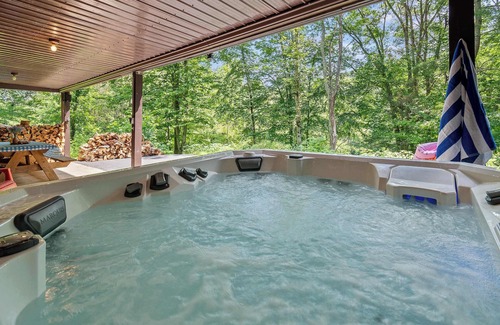 Tunkhannock Cabin | WaterFront Cabin Hot Tub Kayaks Fishing Game Consoles