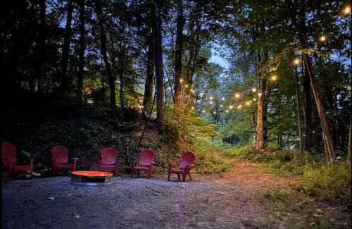 Tunkhannock House | WaterFront Cabin Hot Tub Kayaks Firepit Game Consoles