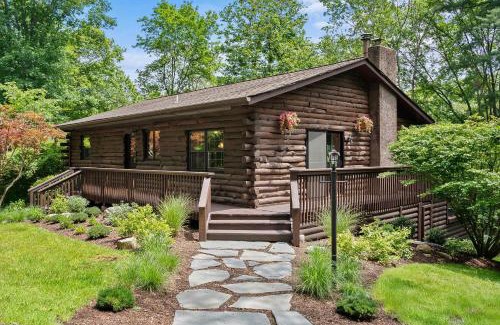 Tunkhannock House | WaterFront Cabin Hot Tub Kayaks Firepit Game Consoles