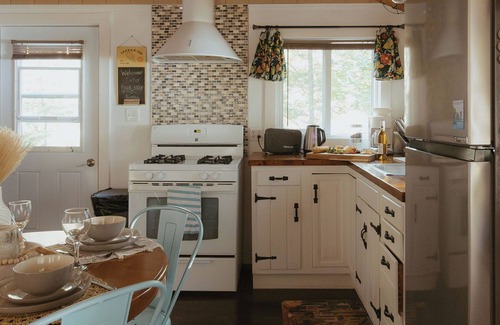 South Bruce Peninsula Cabin | Waterfront Cabin on Boat Lake! 2bed, 1bath, Pet Friendly. A serene getaway!