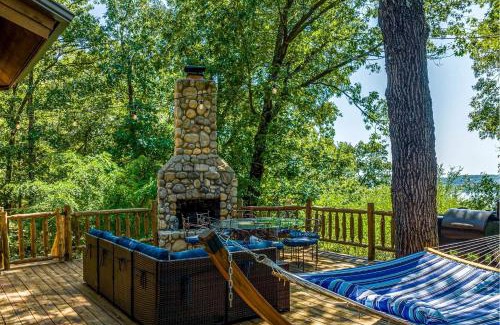 Mayes County House | Waterfront Cabin with Barbecue in Langley, Oklahoma