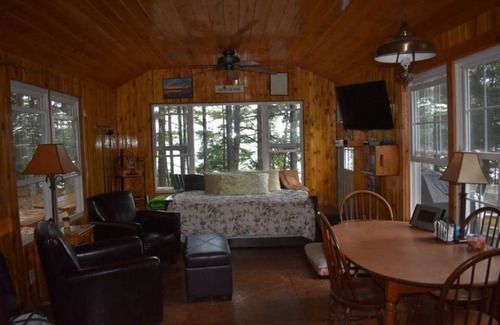 Aurora Cottage | Waterfront camp with Sandy Beach