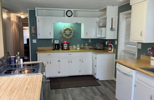 Indian Harbor Estates House | Waterfront Canal Cottage -Fisherman's Paradise w/25 ft dock