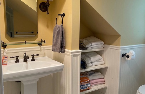 Rumson Cottage | Waterfront carriage house Navesink - Sandy Hook Beach - Hartshorne Woods