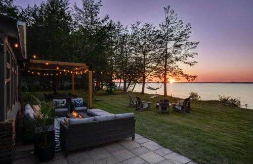 North Port House | Waterfront Casa in wine County with SAUNA and HOT TUB