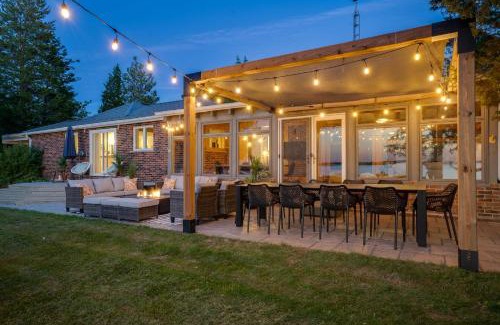 North Port House | Waterfront Casa in wine County with SAUNA and HOT TUB