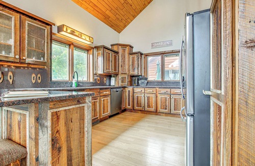 Day Cabin | Waterfront Central Wisconsin Cabin w/Indoor Pool!
