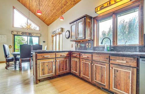 Day Cabin | Waterfront Central Wisconsin Cabin w/Indoor Pool!