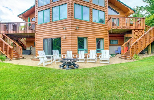 Day Cabin | Waterfront Central Wisconsin Cabin w/Indoor Pool!