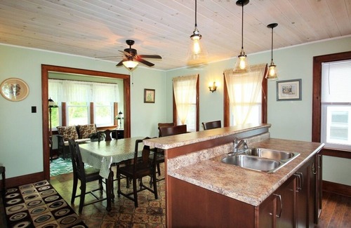 Lowbanks Cottage | Waterfront Charmer - Close to Long Beach Conservation Area