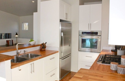 Lower Lonsdale Boat Rental | Waterfront, City View, Modern Float Home
