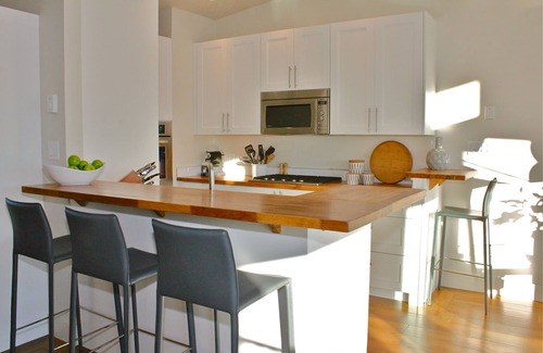 Lower Lonsdale Boat Rental | Waterfront, City View, Modern Float Home